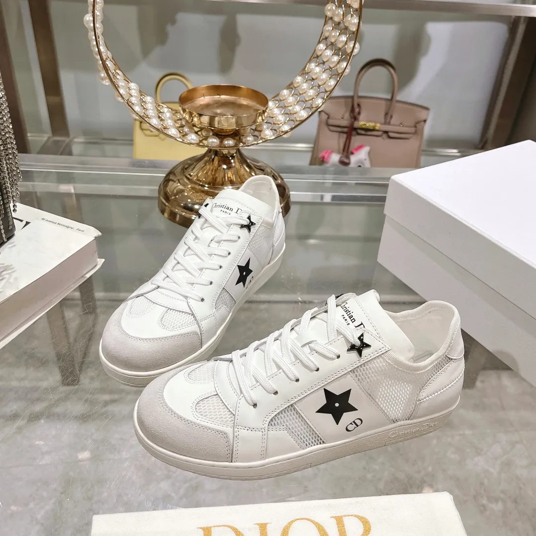 👟👟Ex-factory price 560👟👟Dior2024 new white shoes, Dior Dior Star women's sports shoes, very light summer white shoes. The upper is carefully made of imported suede, decorated with tonal suede panels, metal stars decorate the lace eyelets, and breathable mesh inside. The upper is punched and designed not to stuffy the feet. It is equipped with Christian Dior logo and thin soles. The thick sole is suitable for all seasons! Size: 35-41 (40 and 41 are customized and cannot be returned or exchanged)